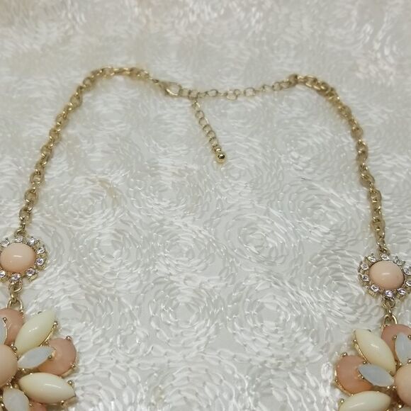 Three peach cream layered flowers with rhinestone flowers gold tone Bib Necklace - Picture 6 of 9